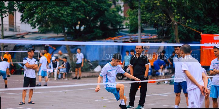 记分板上的3-2在倒数第5分钟定格，红色队名闪烁，全场屏息。